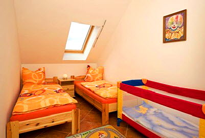 ein Schlafzimmer mit Kinderreisebett